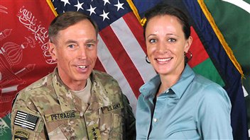 L'ancien chef de la CIA David Petraeus et sa biographe Paula Broadwell le 31 juillet 2011, en Afghanistan.