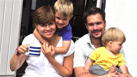 Famille Gu�rin-Halkjaer de Su�de : St�fanie et Erik avec leurs enfants Teo et Robin � Gunilla Olofsson-Halkjaer