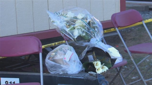 Des gerbes de fleurs ont été déposées sur les lieux de l'explosion chez Neptune Technologies de Sherbrooke.