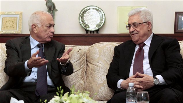 Le président de l'Autorité palestinienne Mahmoud Abbas (à droite) et le secrétaire général de la Ligue arabe Nabil Al-Arabi