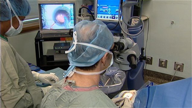 Des milliers de chirurgies de l'oeil pourront se faire grâce à de nouvelles techniques proposées par les découvertes des nouveaux récipiendaires du Nobel de la physique