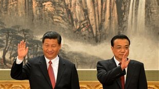 Le vice-président actuel Xi Jinping (gauche) et Li Keqiang (droite) sont nommés au comité permanent du bureau politique du Parti communiste chinois. 