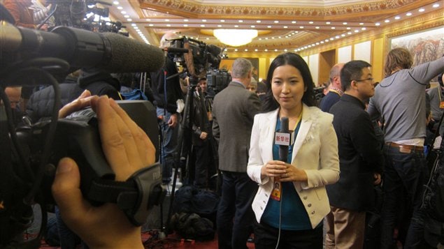 Une journaliste de l'agence de presse Xinhua, lors de l'annonce officielle de la nomination de Xi Jinping