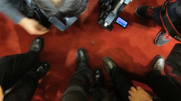 Des journalistes se bousculent pour photographier le «numéro 1» posé sur le tapis rouge de l'estrade, indiquant où se tenait Xi Jinping.