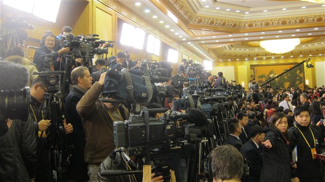 Une forêt de trépieds à la conférence de presse pour annoncer la nomination de Xi Jinping à la tête du PCC