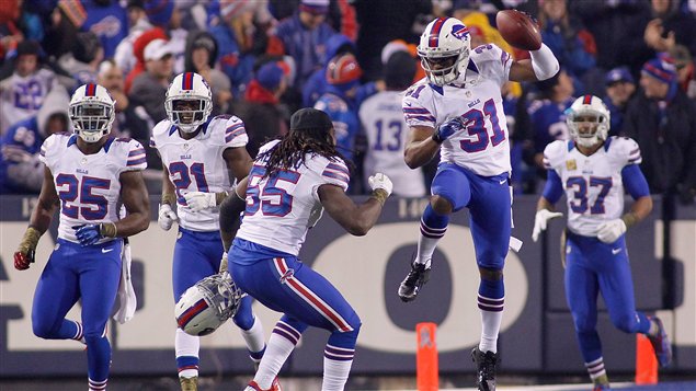 Les joueurs des Bills célèbrent l'interception réalisée par Jairus Byrd (no 31).
