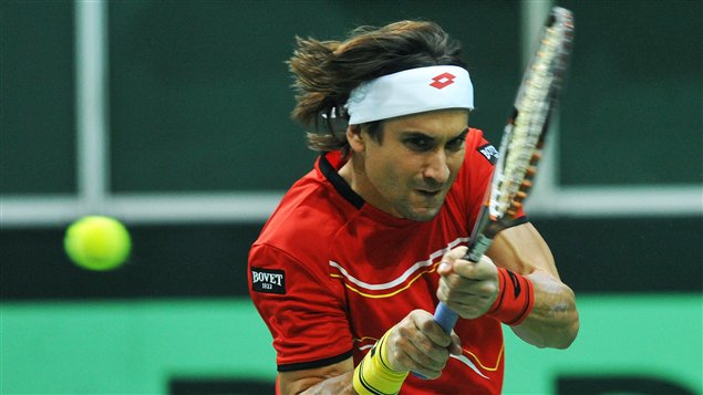 L'Espagnol David Ferrer retourne la balle au Tchèque Radek Stepanek dans un match de la finale de la Coupe Davis à Prague, en République tchèque.