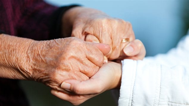 Les mains d'une personne âgée Les mains d'une personne âgée