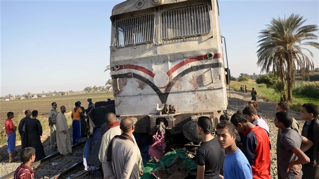 Des Égyptiens sur les liens de l'accident