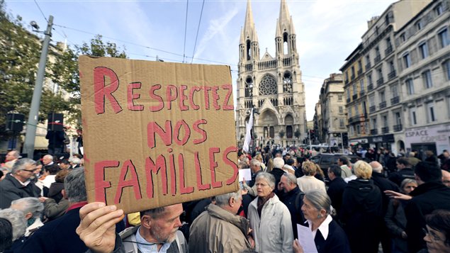 À Marseille, des manifestants contre un projet de loi permettant le mariage et l'adoption pour les gais.