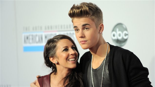 Justin Bieber et sa mère Pattie Mallette à leur arrivée à la 40e cérémonie des American Music Awards à Los Angeles le 18 novembre 2012.