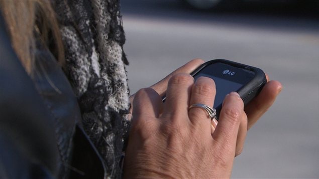 Un cellulaire à la main