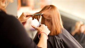 Une coiffeuse