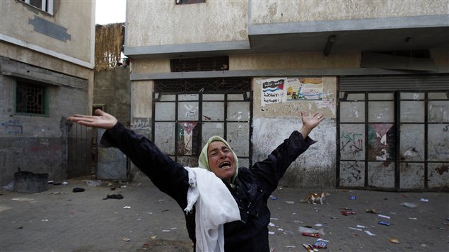 Une Palestinienne, qui a perdu sa maison dans les bombardements israéliens de lundi à Jabalia au nord de Gaza