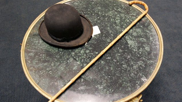 Le chapeau et la canne de Charlie Chaplin ont été vendus aux enchères