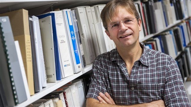 Le technicien en génie biomédical Luc Lemire, devant la grande bibliothèque contenant tous les manuels d'instructions des appareils médicaux utilisés au CHUS. 