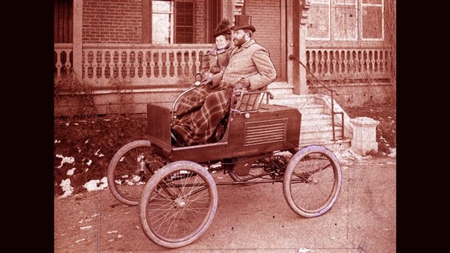 <b>Ucal-Henri Dandurand au � volant � de sa voiture, en compagnie de son �pouse.</b> | Photo du Fonds Dandurand, Centre d'histoire de Montr�al.