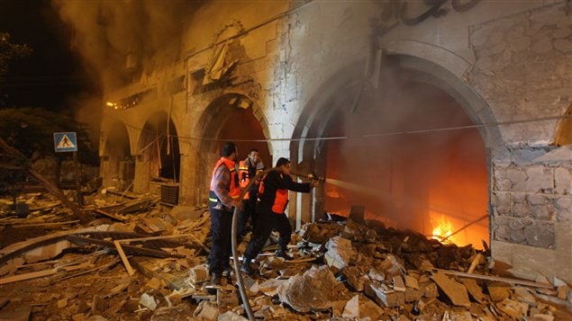 Les pompiers palestiniens tentent de maîtriser un incendie qui a pris naissance après un raid israélien dans la ville de Gaza le 20 novembre 2012.