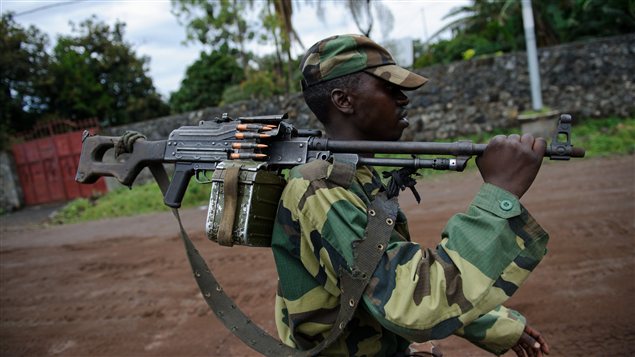 Un rebelle du M23 marche dans les rues de Goma.