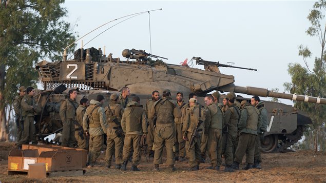 Malgré la suspension provisoire de tout projet d'offensive terrestre, des soldats israéliens se tiennent prêts à la frontière avec la bande de Gaza.