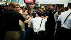 Un foule se presse pour profiter des aubaines du Black Friday, au Mall of America, le 25 novembre 2011.