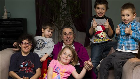 Nicole O'Bomsawin, une Ab�naquie d'Odanak, et ses cinq petits-enfants