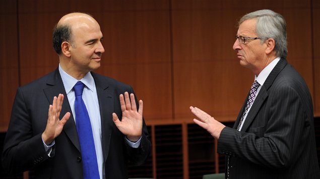Le ministre français des Finances Pierre Moscovici (à gauche) et le président de l'Eurogroupe Jean-Claude Juncker (à droite) lors de la réunion à Bruxelles.