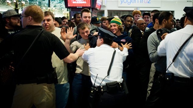 Un foule se presse pour profiter des aubaines du Black Friday au Mall of America, le 25 novembre 2011.