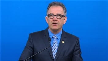 Le ministre Réjean Hébert, au cours de la conférence de presse consacrée au rapport sur les drames intrafamiliaux.