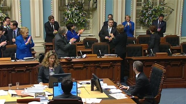 Les députés du gouvernement péquiste saluent leur collègue Daniel Breton. (à droite)