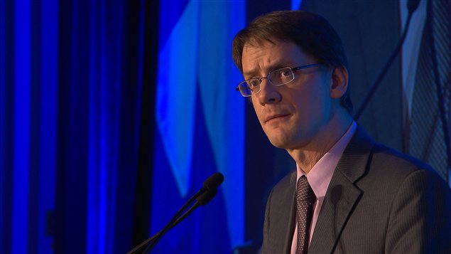 Sylvain Gaudreault prononce un discours lors du dévoilement du livre blanc des municipalités du Québec.