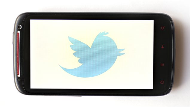 Logo de Twitter dans un écran de téléphone.