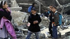 Les enfants reprennent le chemin des classes dans la bande de Gaza, au travers des d�combres