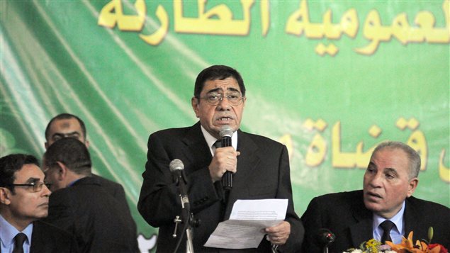 L'ancien procureur général Andel-Meguid Mahmoud prend la parole lors d'une conférence de presse, le 24 novembre, pour s'opposer à l'élargissement des pouvoirs du président.