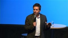 Pierre Moreau prononce un discours devant l'aile jeunesse du Parti lib�ral du Qu�bec.