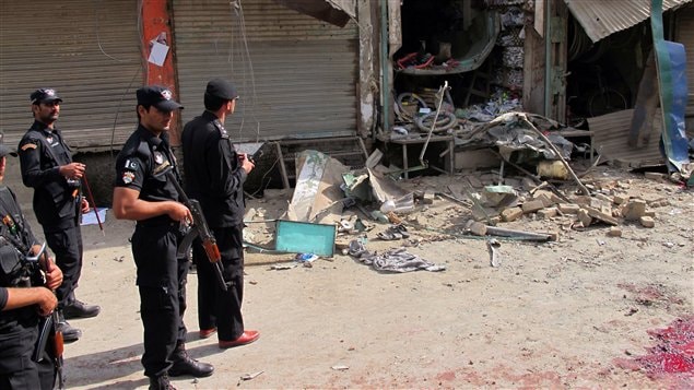 Des policiers inspectent les lieux d'une explosion qui visait la communauté chiite, au nord-ouest du Pakistan