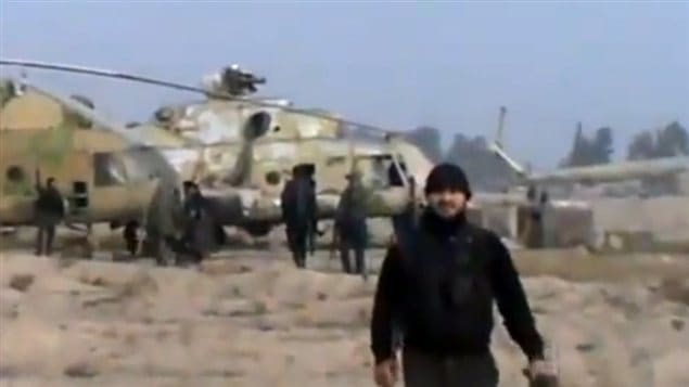 On voit sur cette image tirée d'une vidéo un combattant sur la base militaire Marj al-Sultan.