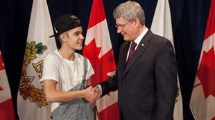 Justin Bieber reçoit la Médaille du jubilé de diamant de Stephen Harper