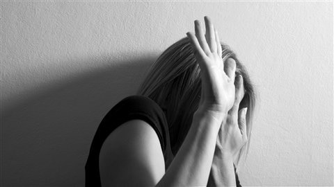 Les taux de signalement des agressions sexuelles sont faibles; seulement 50 % des agressions sexuelles commises par un conjoint sont signalées à la police et environ 90 % des agressions sexuelles non conjugale ne sont pas signalées du tout.