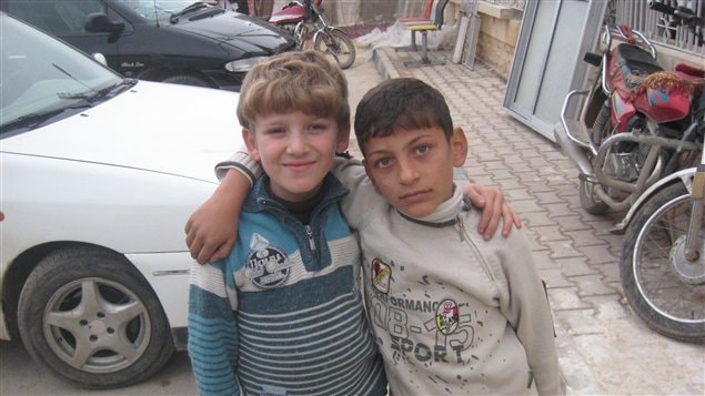 Des enfants dans un camp de réfugiés syriens tout près de la frontière avec la Turquie