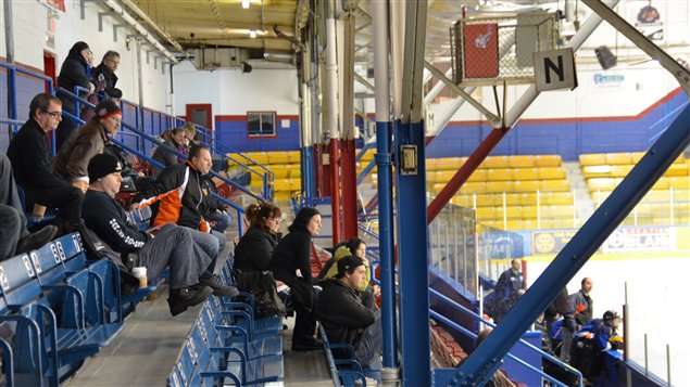 Des spectateurs dans les gradins lors d'un match de hockey