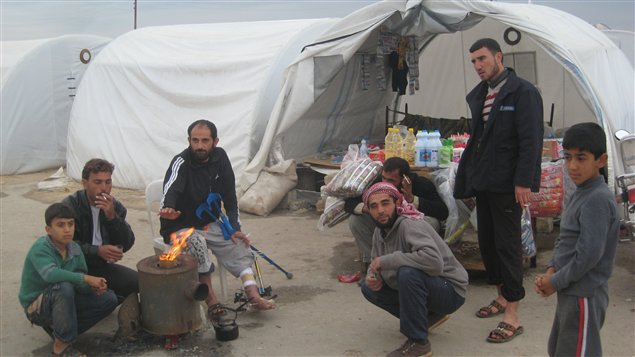 Un camp de réfugiés syriens tout près de la frontière avec la Turquie