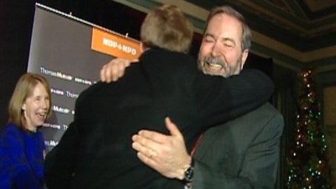 Le chef néo-démocrate Thomas Mulcair félicite son candidat Murray Rankin pour sa victoire dans Victoria.