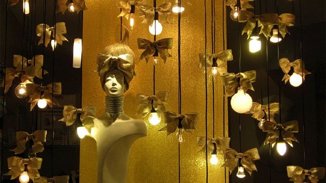 Une vitrine dorée réalisée par l'équipe d'Etalage B à Montréal