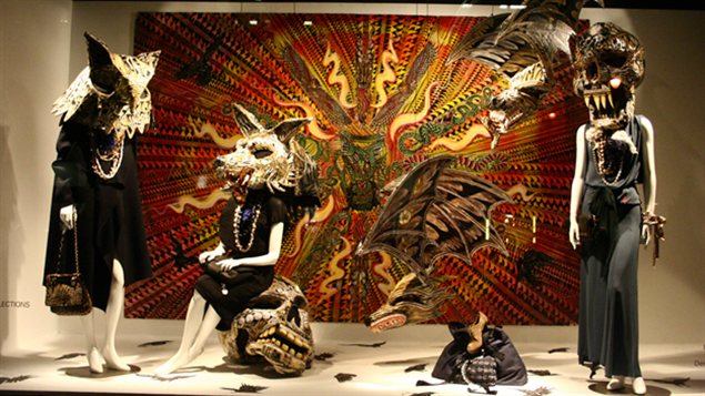 La vitrine de Dennis McNett pour Barneys à New York, dans laquelle ont peut voir un crâne et des têtes d'animaux.