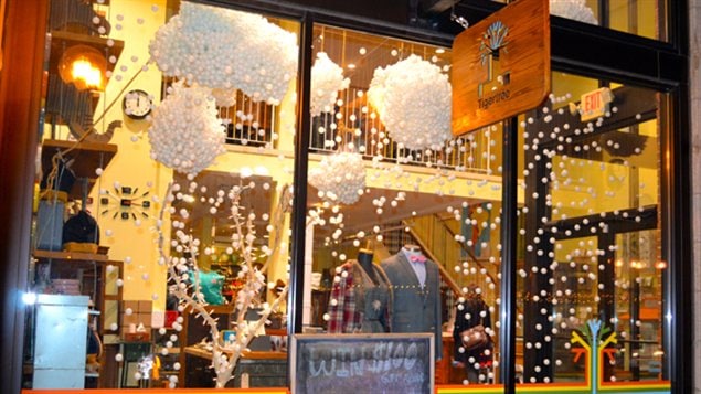 Des nuages dans la vitrine de la boutique Tigertree à Columbus, aux États-Unis
