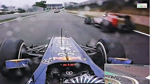 Sebastian Vettel dépasse sous drapeau jaune