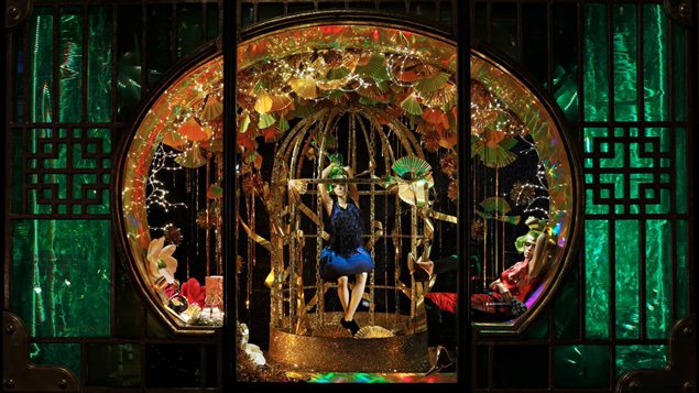 Des fils de métal pour la vitrine de Noël de Harvey Nichols
