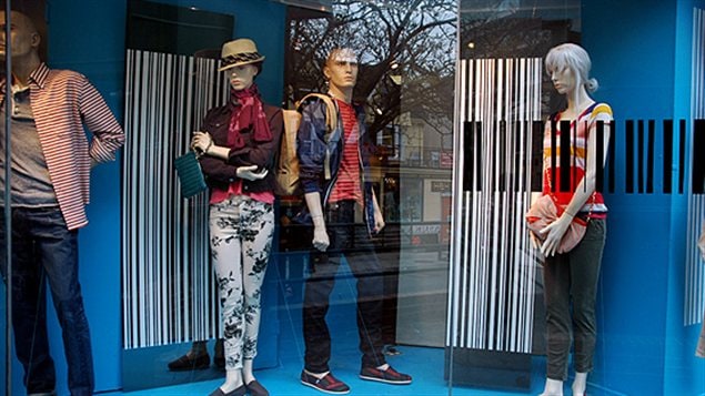 Une vitrine à rayures à la boutique Over the Rainbow à Toronto