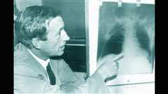 En 1992, Christiaan Barnard examine la radiographie de la poitrine de Louis Washkansky. | ©AFP/ANP En 1992, Christiaan Barnard examine la radiographie de la poitrine de Louis Washkansky. | ©AFP/ANP